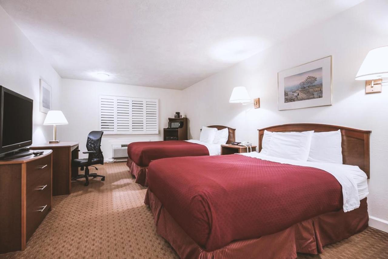 Sky-Palace Inn & Suites Маккук Экстерьер фото