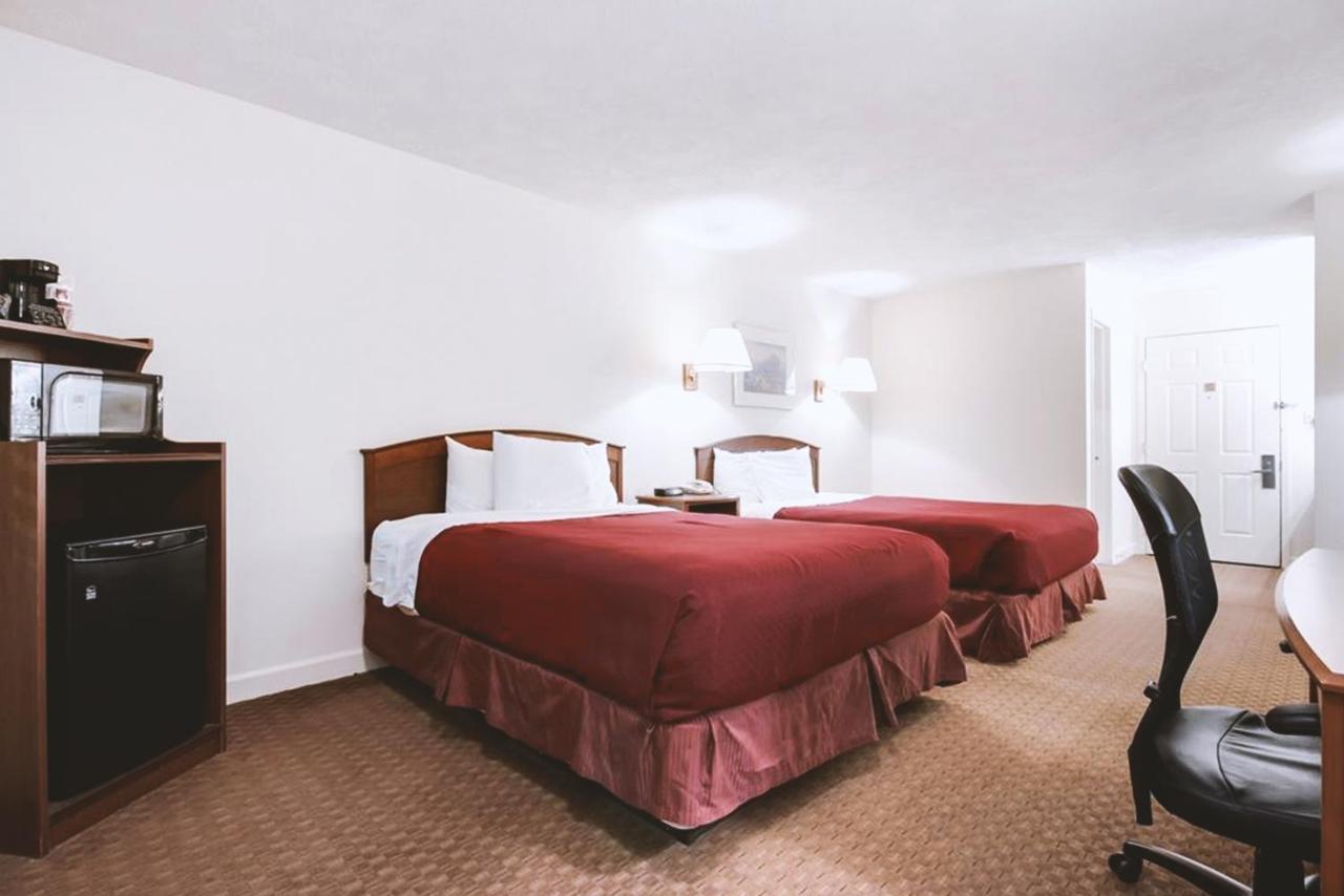 Sky-Palace Inn & Suites Маккук Экстерьер фото