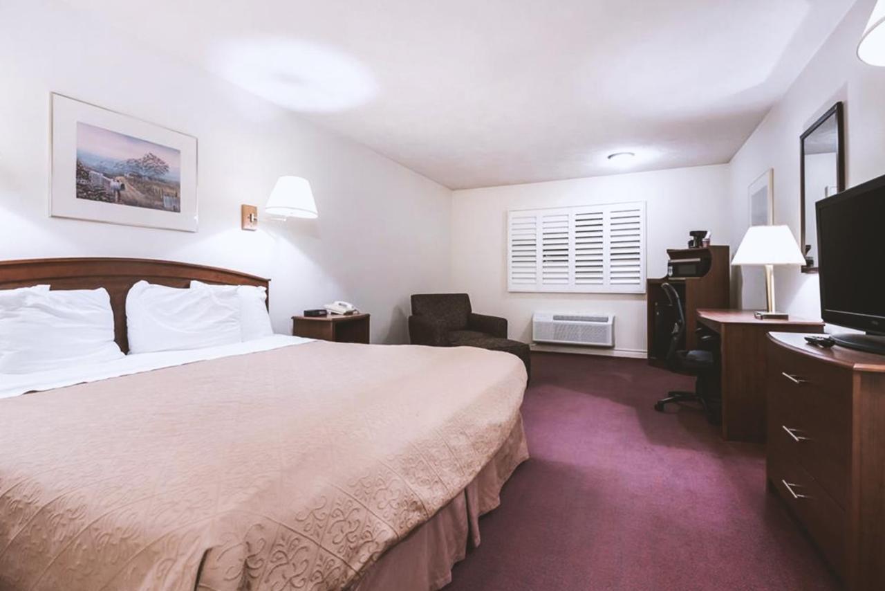Sky-Palace Inn & Suites Маккук Экстерьер фото
