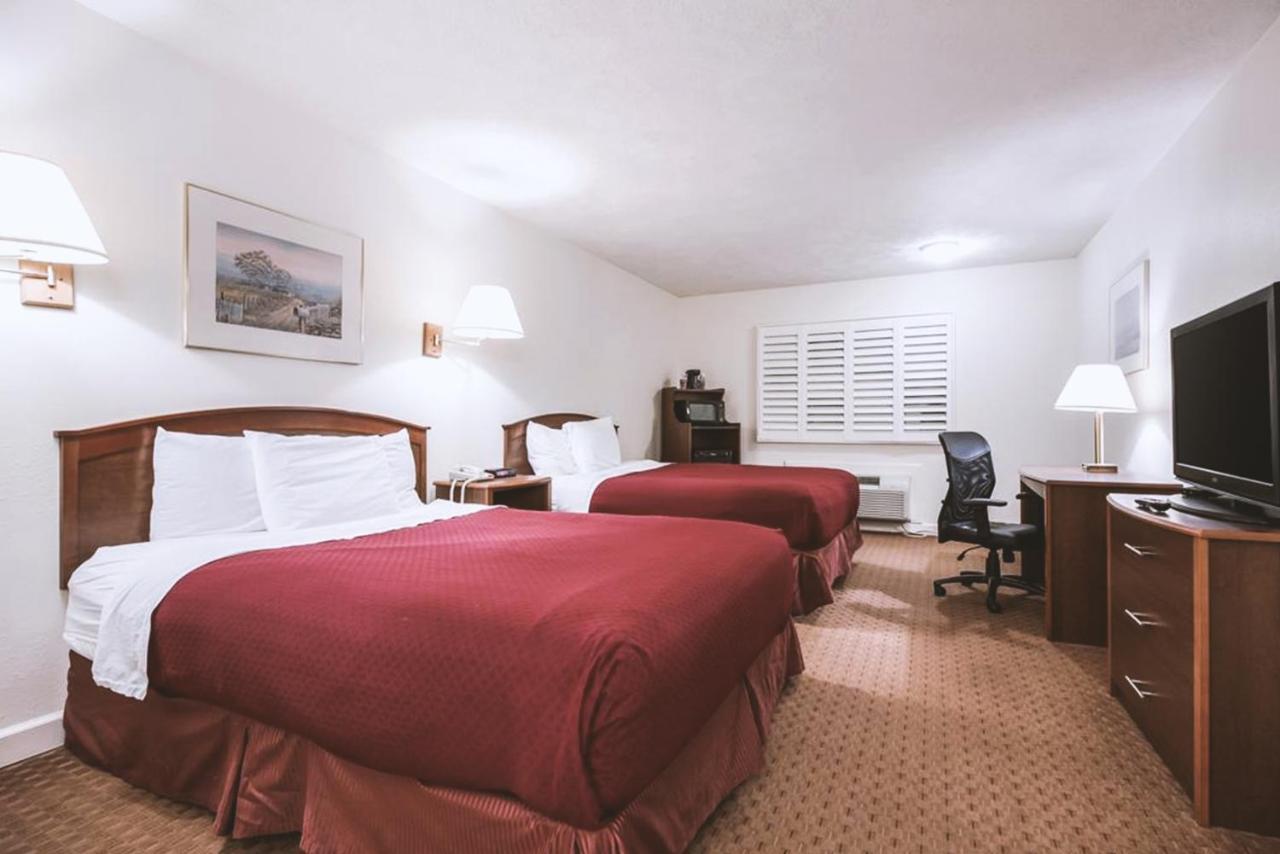 Sky-Palace Inn & Suites Маккук Экстерьер фото