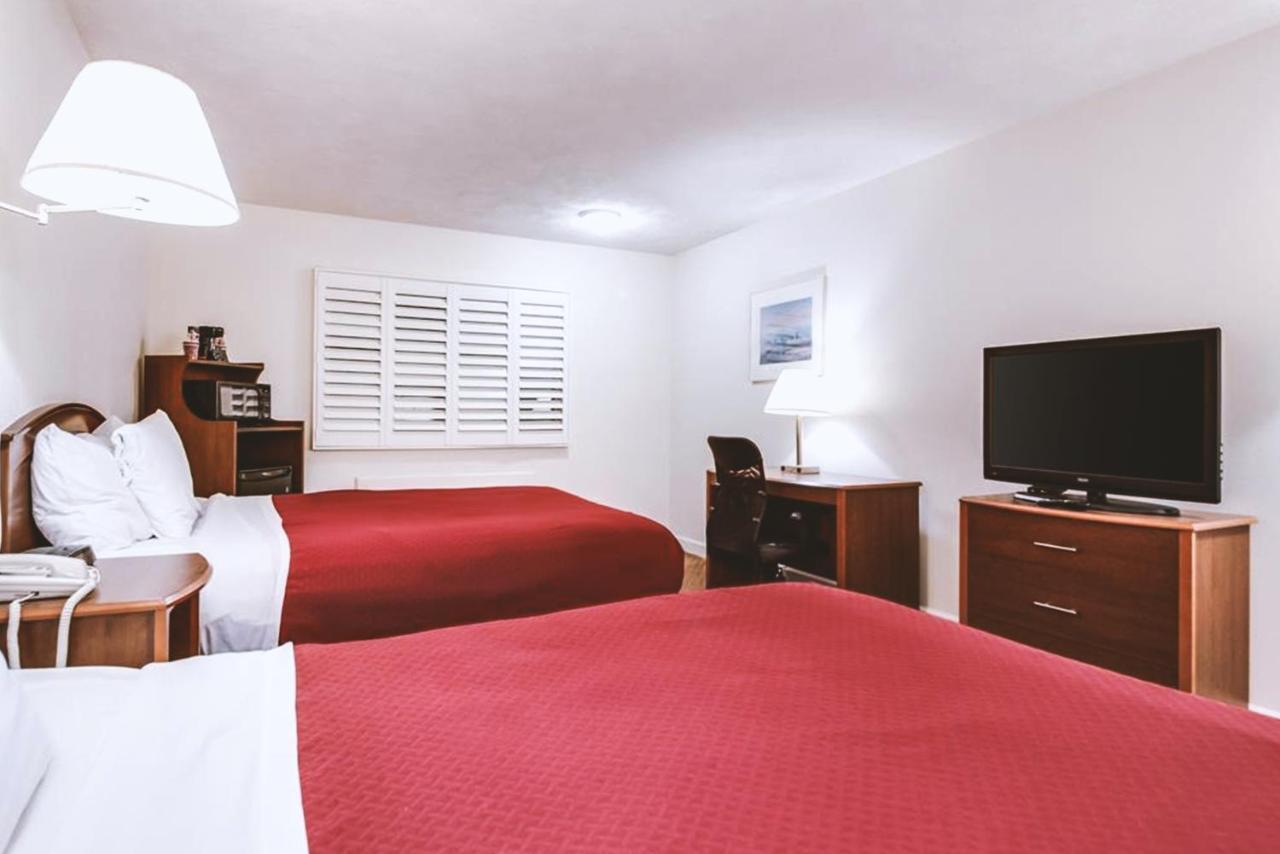 Sky-Palace Inn & Suites Маккук Экстерьер фото