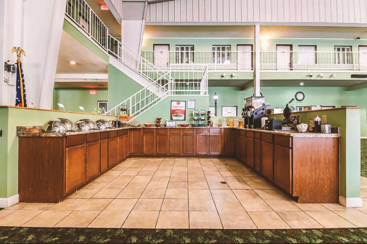 Sky-Palace Inn & Suites Маккук Экстерьер фото