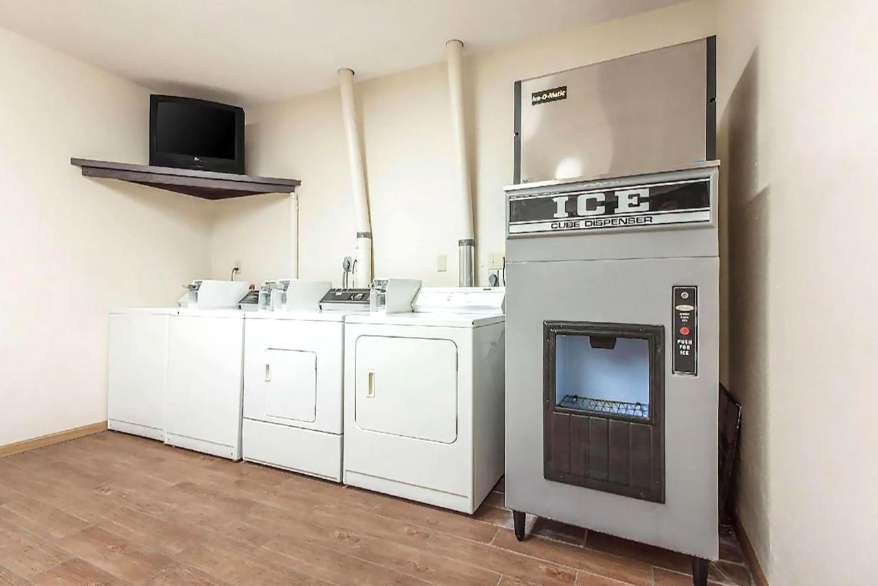Sky-Palace Inn & Suites Маккук Экстерьер фото