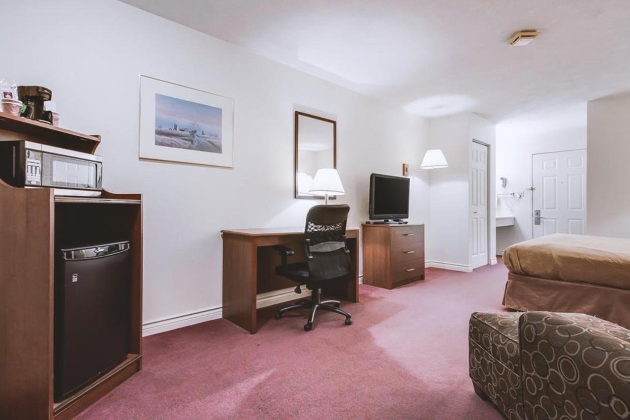 Sky-Palace Inn & Suites Маккук Экстерьер фото