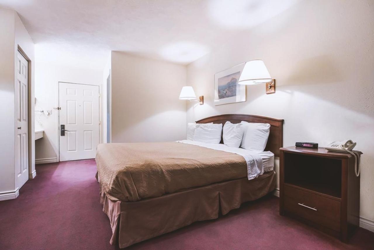 Sky-Palace Inn & Suites Маккук Экстерьер фото