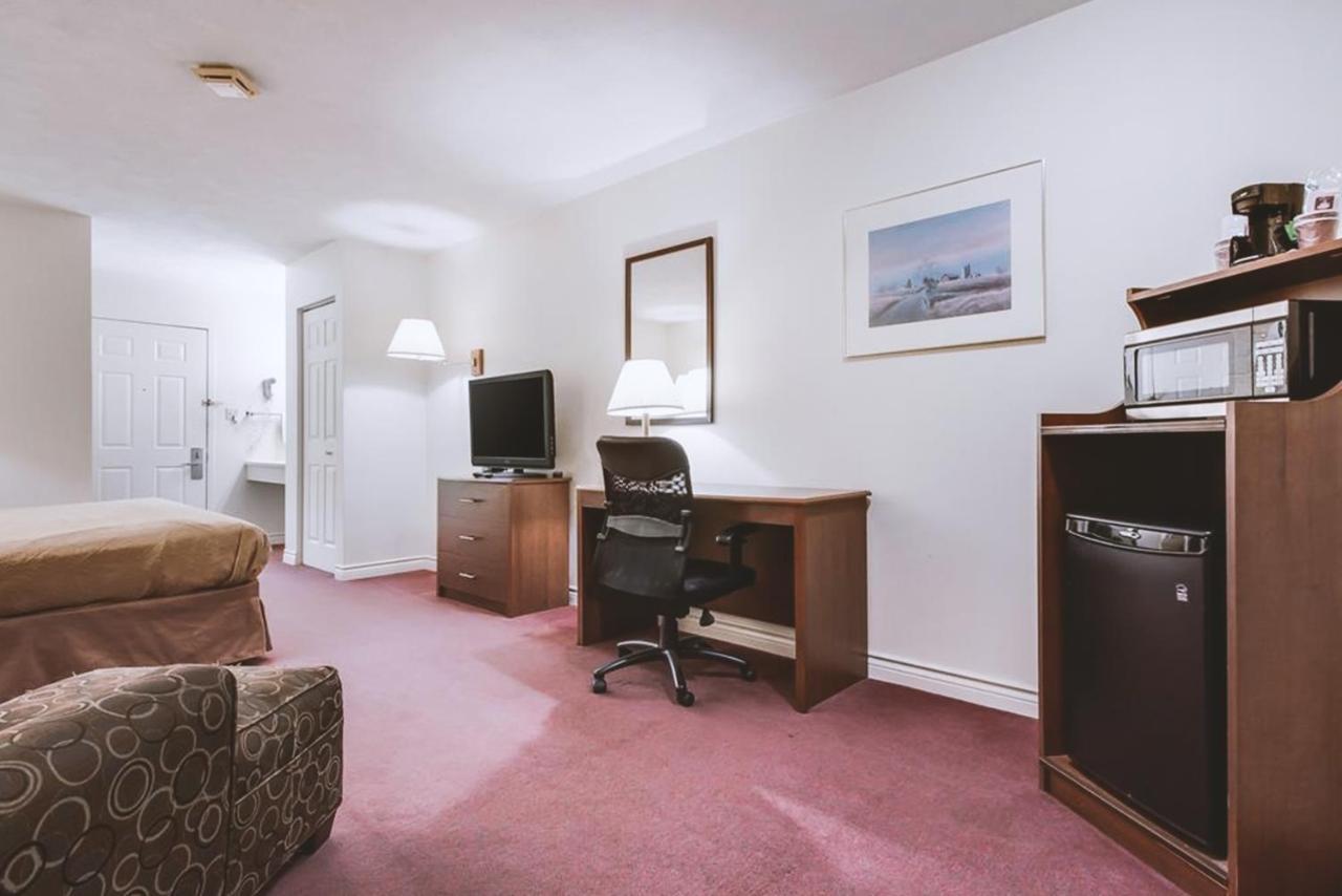 Sky-Palace Inn & Suites Маккук Экстерьер фото