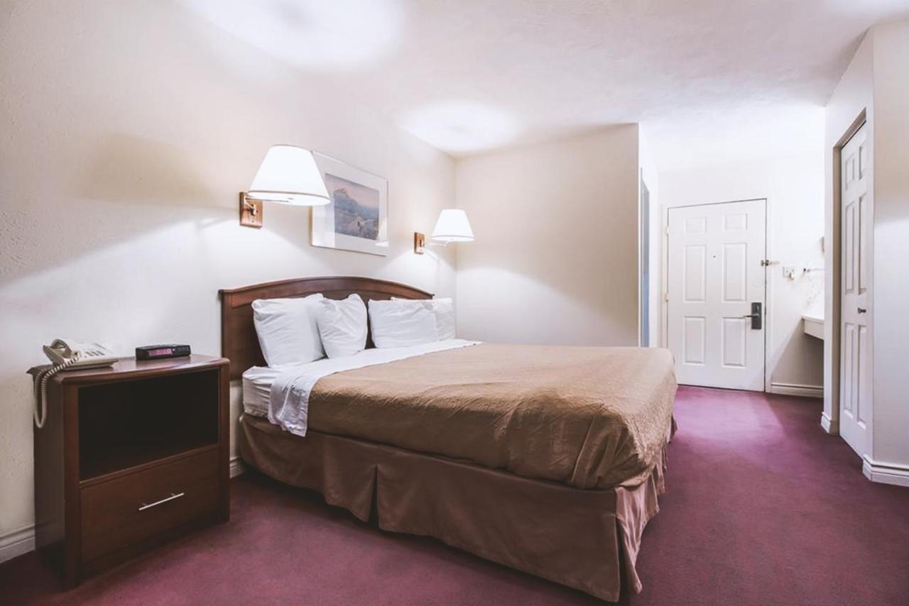 Sky-Palace Inn & Suites Маккук Экстерьер фото